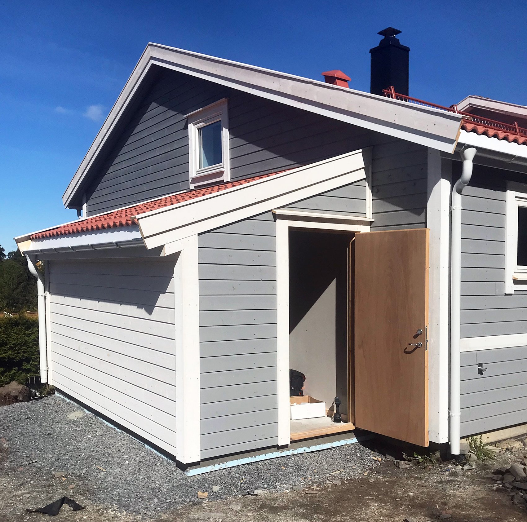 Tilbygg grå fasade