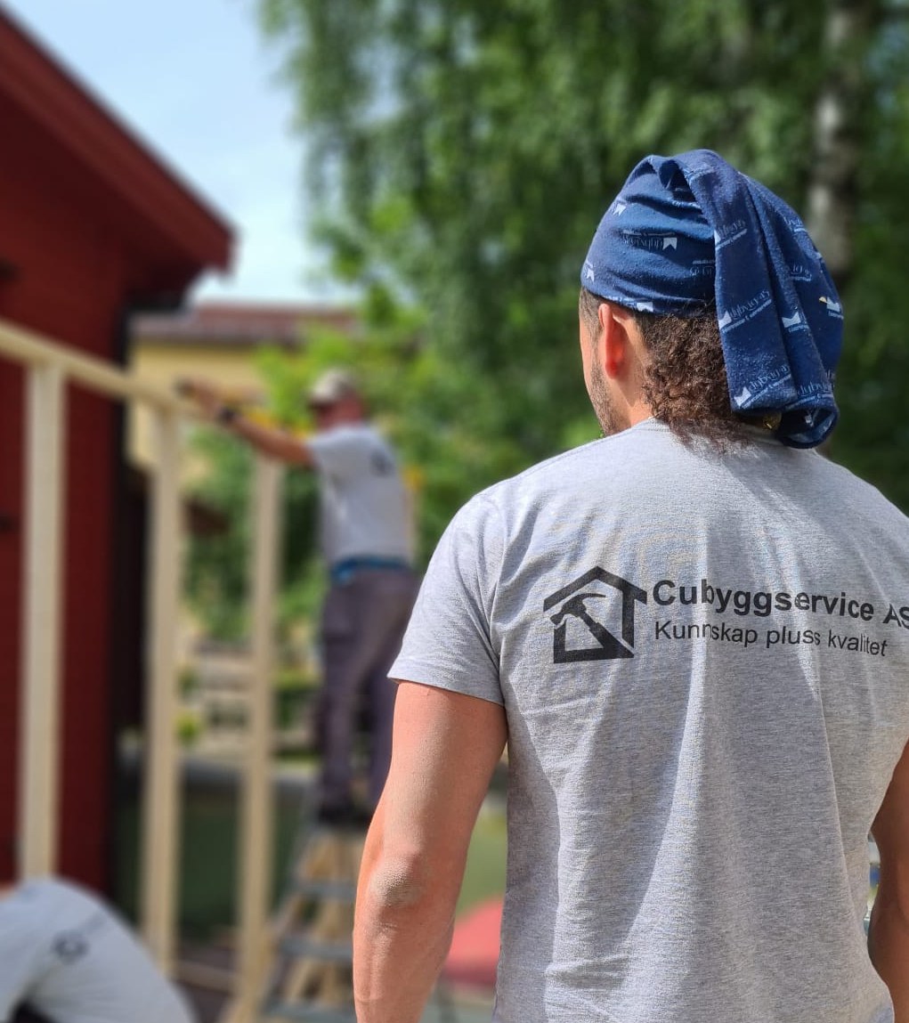 Snekker med Cubyggservice-uniform